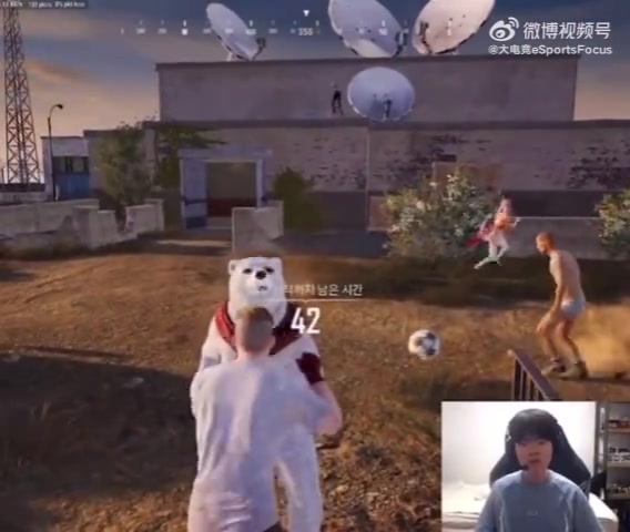 Deft玩PUBG时遇到北极熊：哦 建夫怎么在这里？他为什么不准备比赛呢？